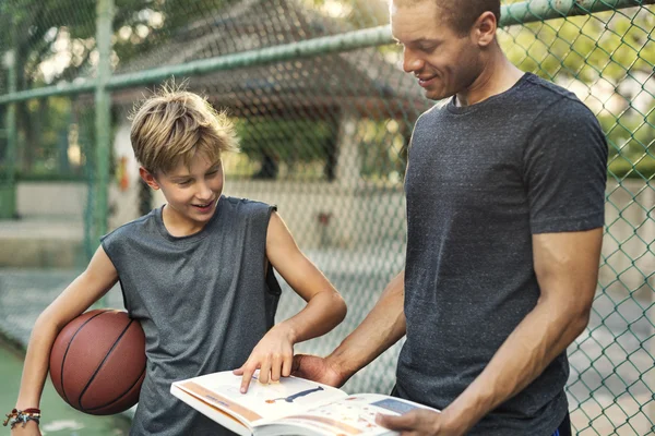 Adam ve çocuk basketbol oynamayı öğrenme — Stok fotoğraf