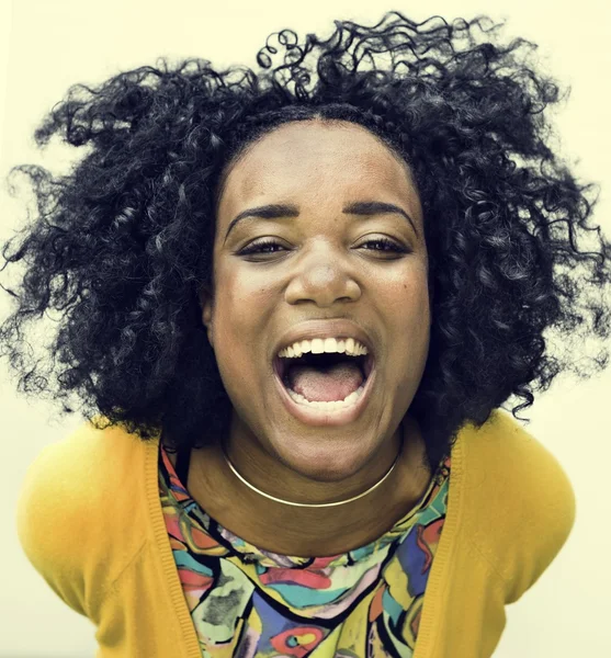 Africano adolescente menina sorrindo — Fotografia de Stock