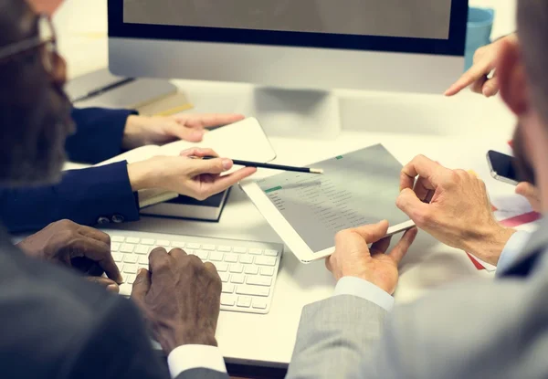 Mensen uit het bedrijfsleven met behulp van digitale Tablet PC — Stockfoto