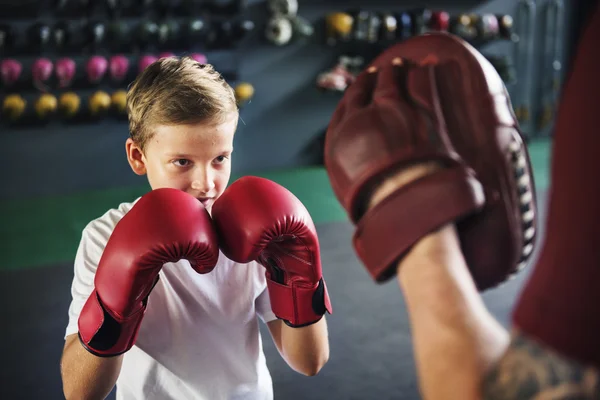 Chłopiec treningu boksu — Zdjęcie stockowe