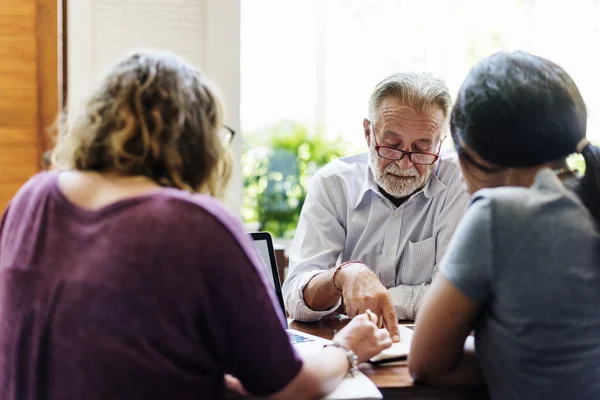 Persone che lavorano su laptop — Foto Stock