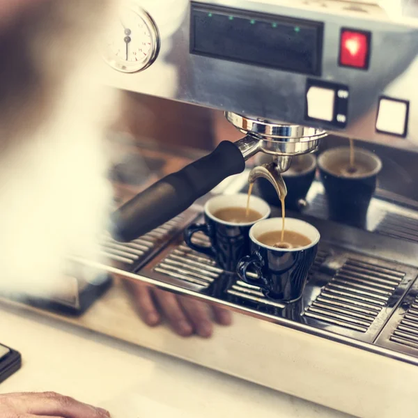 Voorbereiding van espresso in koffiezetapparaat — Stockfoto