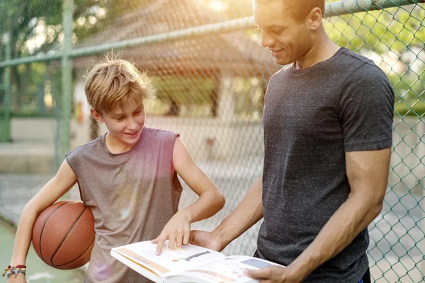 Homem e menino aprendendo a jogar basquete — Fotografia de Stock