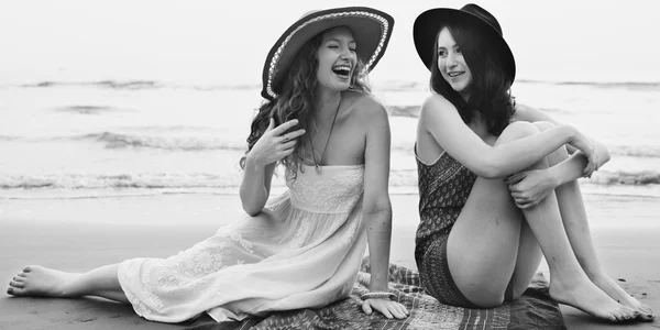 Vackra kvinnor kylning nära havet — Stockfoto