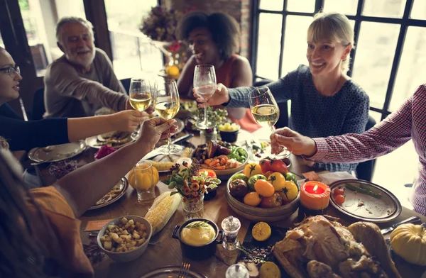 Menschen jubeln Konzept zu — Stockfoto