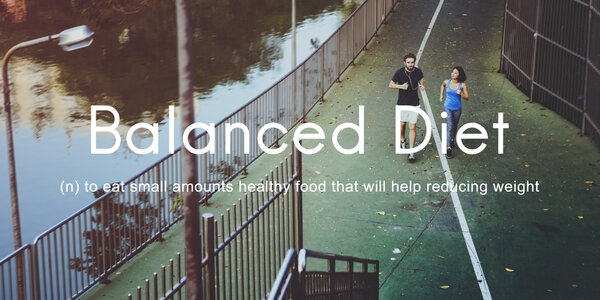 спортивная пара бегает по улице
 