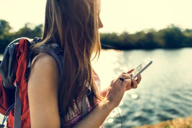 sırt çantası ile genç kız