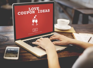 Kadın kafede dizüstü bilgisayar ile çalışma