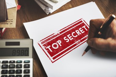 beyaz kağıt üzerine yazma kişi