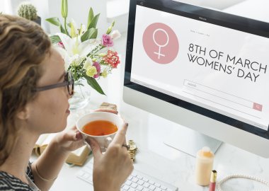 Ofiste çalışan kadın.