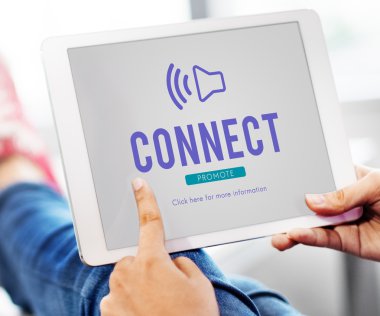 Dijital tablet elinde tutan kişi