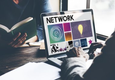 Dizüstü bilgisayarla çalışan adam