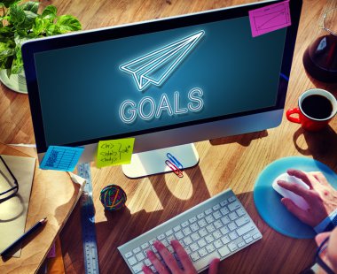 Bilgisayar kullanan adam