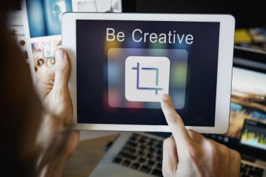 Dijital tablet kullanan adam  