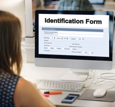 Bilgisayar Kullanan Kadın 