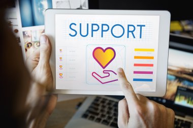 Dijital tablet kullanan adam  