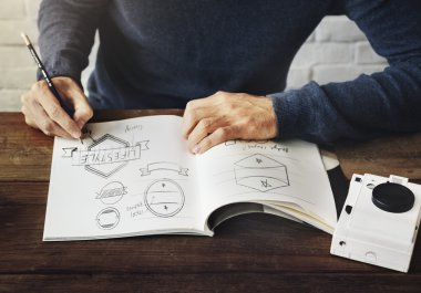 Tasarım stüdyosu çalışan adam