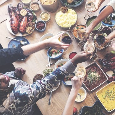 insanlar içecekler içme