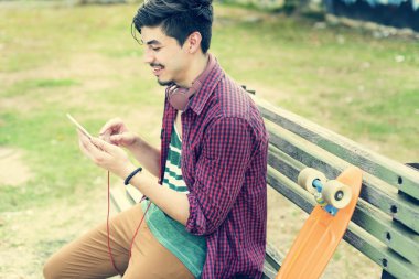 telefon kullanan adam