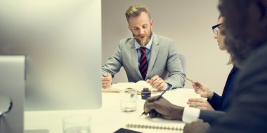 Meslektaşları beyaz yakalı işçi