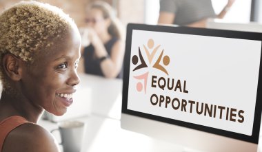 Bilgisayarda çalışan iş kadını 