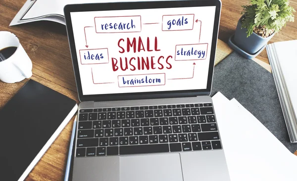 ekrandaki bilgileri ile dizüstü bilgisayar