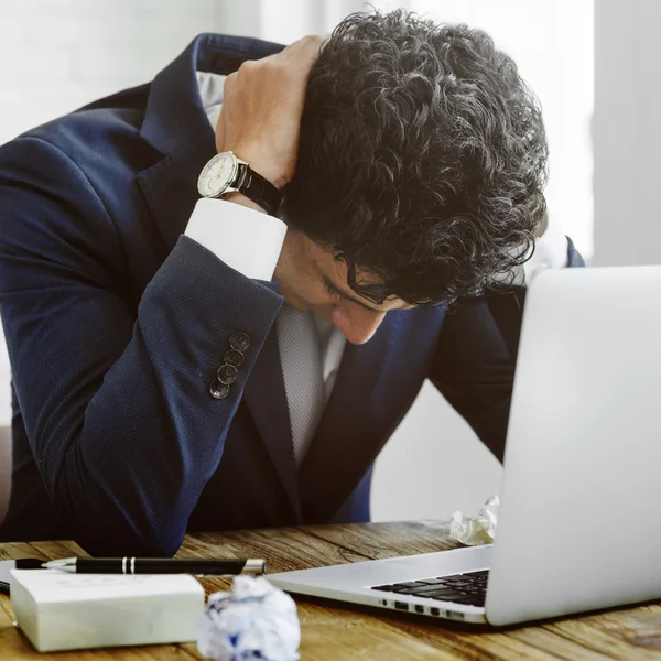 Müder Geschäftsmann bei der Arbeit — Stockfoto