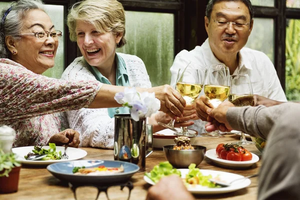 Senioren treffen sich — Stockfoto