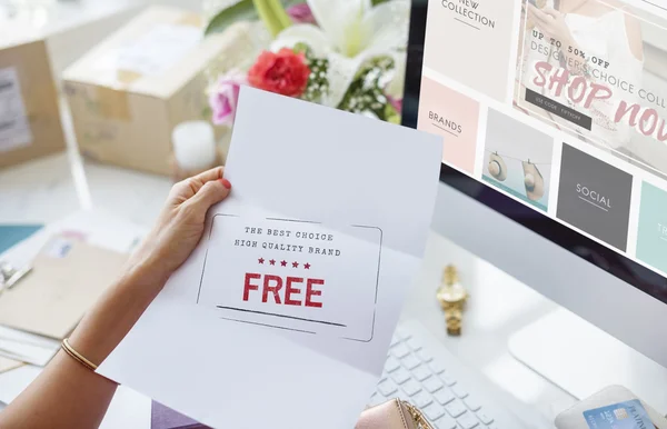 Vrouw die met een computer werkt — Stockfoto