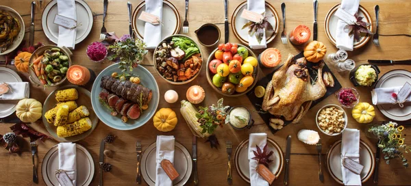 Mesa servida com comida deliciosa — Fotografia de Stock