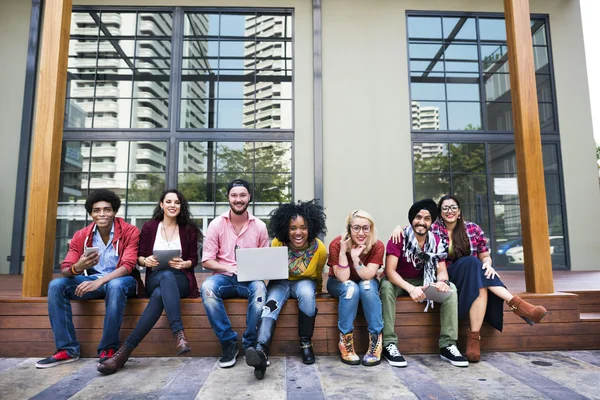 Estudantes usando diferentes devisces — Fotografia de Stock