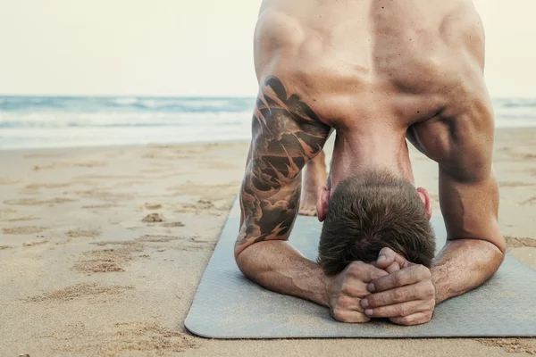 Man doet yoga oefening — Stockfoto