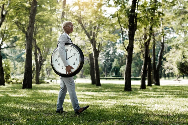 Geschäftsmann mit rund um die Uhr — Stockfoto