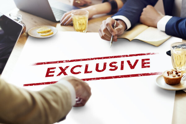 люди, обсуждающие эксклюзив
