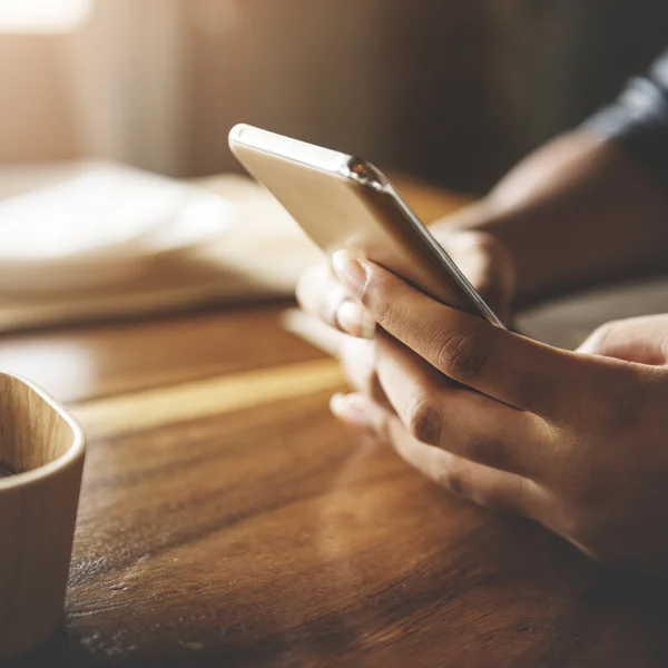 Frau benutzt Smartphone — Stockfoto