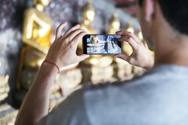 Man making picture  on the smartphone — Stock Photo, Image
