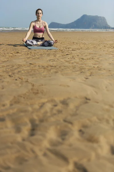 Kvinnan gör yoga meditation — Stockfoto
