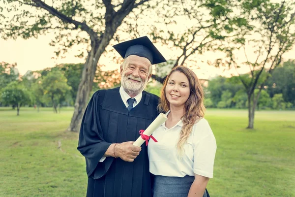 Senior pria memegang diploma — Stok Foto