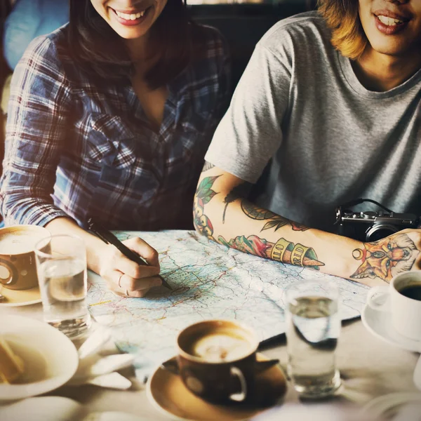 Personas dibujando en el mapa — Foto de Stock