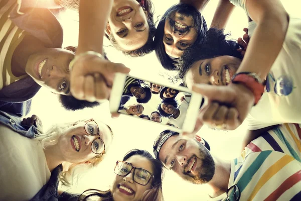 Equipo de estudiantes en abrazo círculo — Foto de Stock