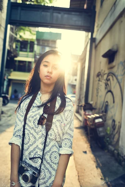 美丽的亚洲女孩用相机 — 图库照片