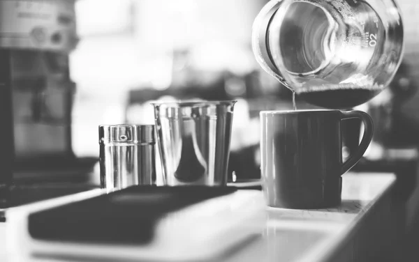 Barista derramando café na xícara — Fotografia de Stock