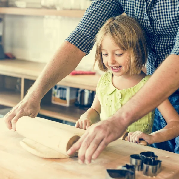 Meisje maken van deeg voor zelfgemaakte cookies — Stockfoto