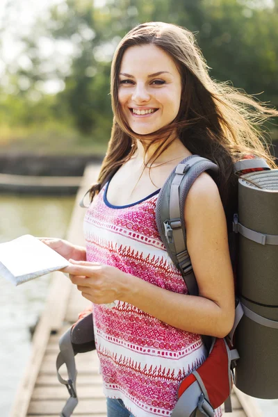 Backpacker κορίτσι με χάρτη — Φωτογραφία Αρχείου