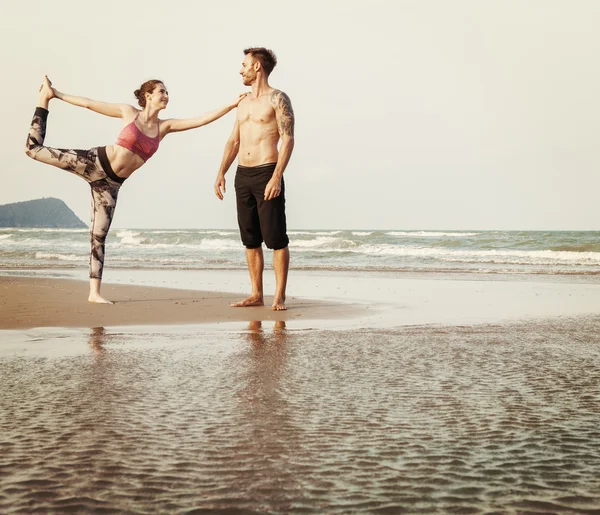 夫妻在海滩上做瑜伽 — 图库照片