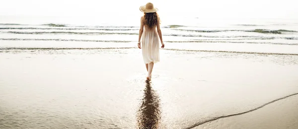 Mooie vrouw in zomer hoed — Stockfoto