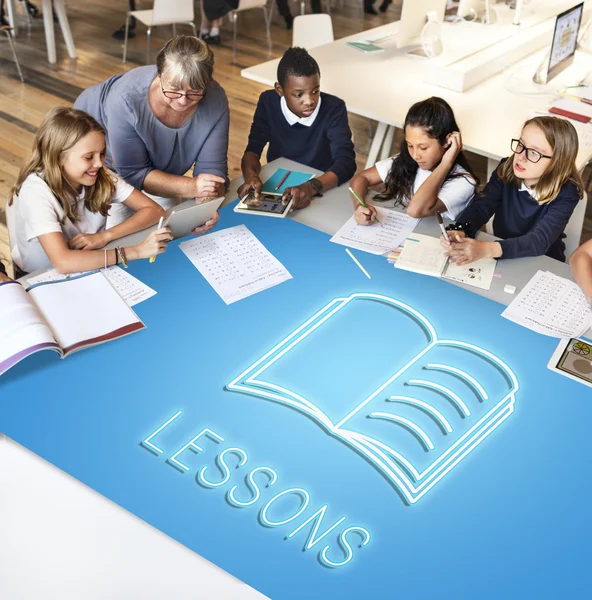 Erwachsener Lehrer mit Schülern in der Schule — Stockfoto