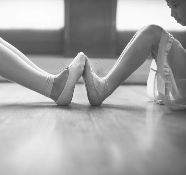 Bailarines de ballet haciendo ejercicios de estiramiento — Foto de Stock