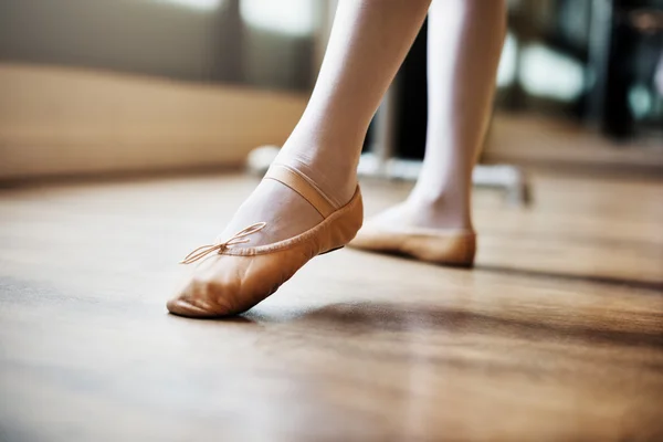 Kobiece nogi w pointe — Zdjęcie stockowe