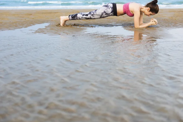 Mulher fazendo alongamento Yoga Exercício — Fotografia de Stock